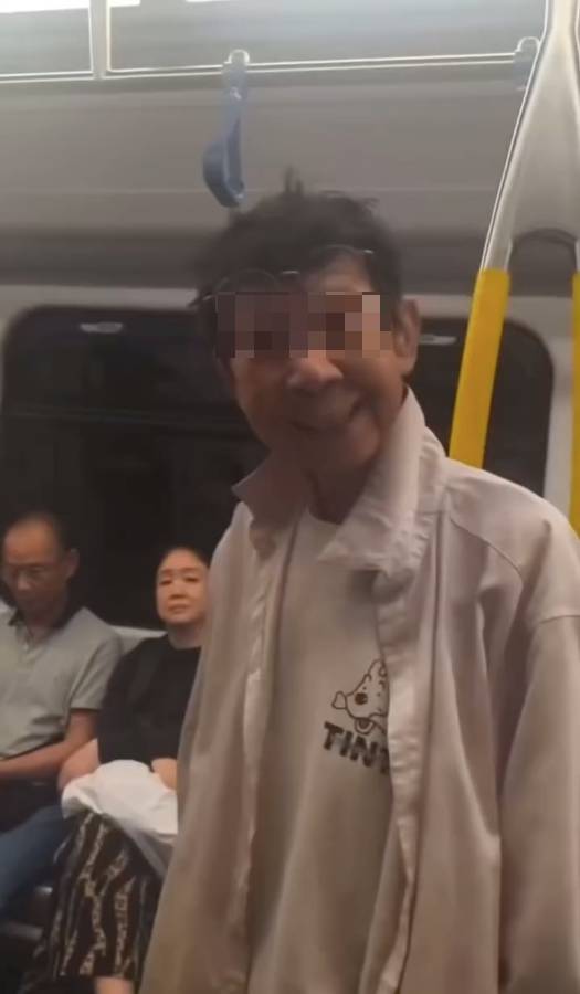 讓座 片中1位推著買餸車的阿婆要求拍攝者(其中一名涉事港女)讓座,「我要求個位畀老人家,你當聽唔到,無家教!」,女事主喝斥「邊個話一定要讓呀?」,阿婆又說:「OK!你問一問啊,你唔係香港人啊?你無家教㗎!」(圖片來源:FB@ON9 江湖柒事 2.0)