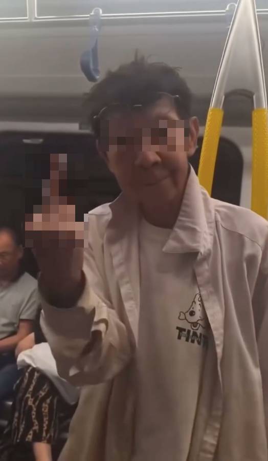 讓座 阿婆對著女事主舉起中指,用粗口手勢無聲地指罵女事主。(圖片來源:FB@ON9 江湖柒事 2.0)