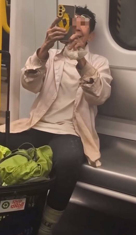 讓座 未幾阿婆走到對面空位坐下,拿出手機高調地拍攝女事主,不斷用英文說「Good!Good!」、「social media」等字眼,惟現場太過嘈雜而未能聽清內容。(圖片來源:FB@ON9 江湖柒事 2.0)