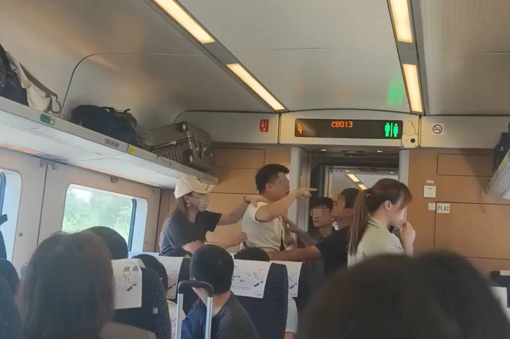 港男 據目擊者描述,該名白衫港男在車廂內大聲講電話,但聲音響亮到影響周圍乘客休息,1名黑衫男乘客上前勸喻降低聲量,卻引發雙方激烈口角。(圖片來源:FB@自摸遊樂園)