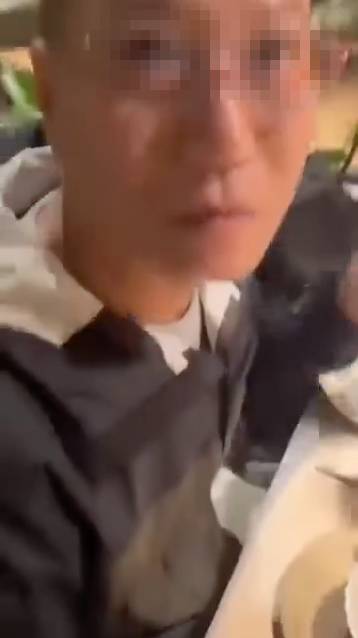 捉姦 女事主在餐廳內,走向渣男和二奶所在的桌邊,隨即出聲質問「好X開心呀你,係咪啊?!」,被當場斷正的渣男望著鏡頭目瞪口呆、不發一言。(圖片來源:Threads截圖)