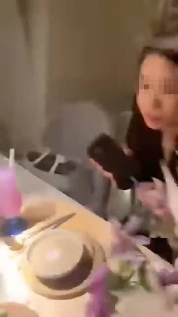 捉姦 鏡頭轉向二奶,可見二奶顯得相當尷尬,港女再質問:「吓!係咪好X開心啊你?!」。(圖片來源:Threads截圖)