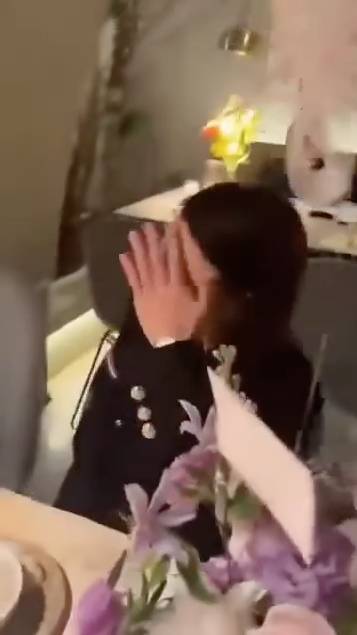 捉姦 鏡頭再度轉向二奶,二奶隨即以手遮面,此時港女怒罵:「呢隻狐狸精啊!」(圖片來源:Threads截圖)