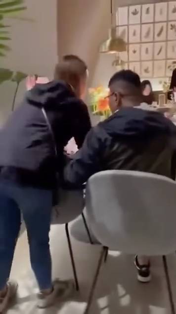 捉姦 但他繼續坐在座位上不發一言,港女就隨即在他身上及隨身袋沒收手機和鎖匙。(圖片來源:Threads截圖)