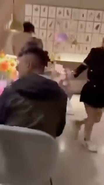 捉姦 二奶此時突然快步離開,港女未有理會,繼續怒駡渣男。(圖片來源:Threads截圖)