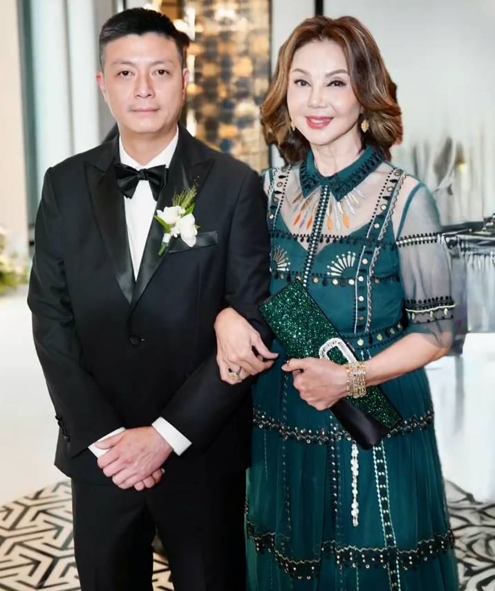 胡美貽 林孝賢 近日謝玲玲在社交平台上載參加婚宴的照片,並配文呻自己恨做奶奶。(圖片來源:小紅書@謝玲玲.lingling)