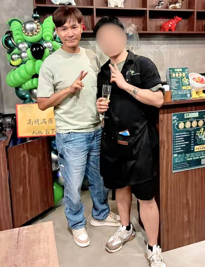 郭晉安 莊子璇 郭晉安近日於火鍋店被網民野生捕獲,該網民更曬出與郭晉安嘅合照,唔少人都直言郭晉安雖然年屆60,但係茂盛嘅髮量就令佢睇落十分減齡!(圖片來源:小紅書圖片)