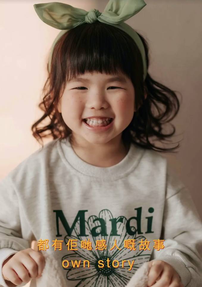 陳彥行 行姐 近日網上流出一段陳彥行與4歲的女及媽媽影全家福嘅片段,該片段中更首度公開咗Paris嘅正面照。(圖片來源:小紅書截圖)