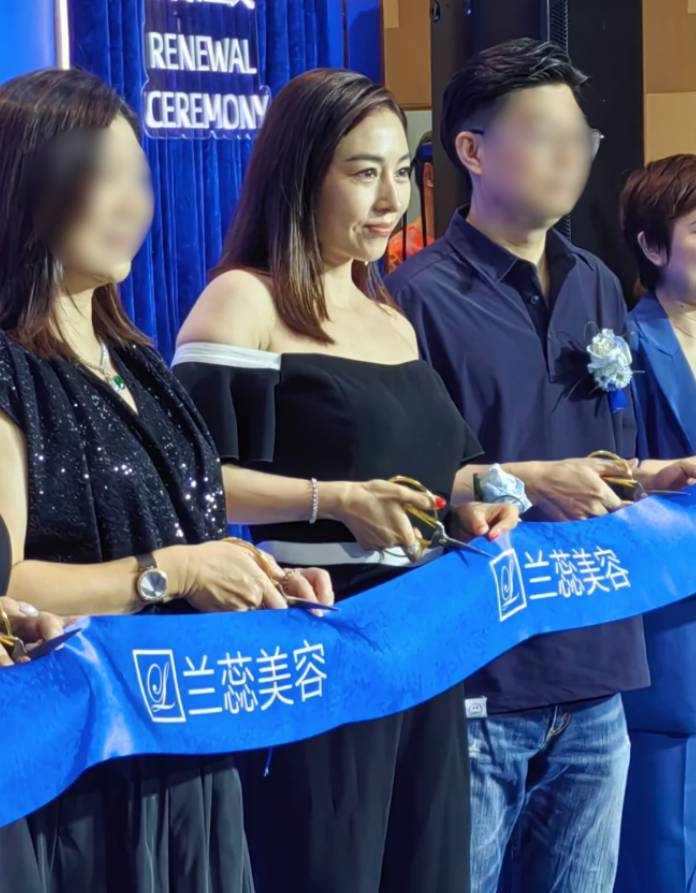 賈曉晨 不過有網民曬出活動當日嘅原圖,更引來唔少人嘲賈曉晨身形發福。(圖片來源:小紅書圖片)