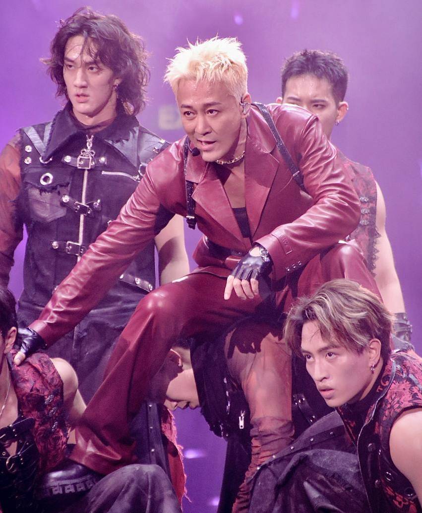 林峯演唱會 dancer Dancer Marco(左上)於林峯紅館演唱會中獲網民封為「舞蹈界李治廷」。(圖片來源:東方新地)