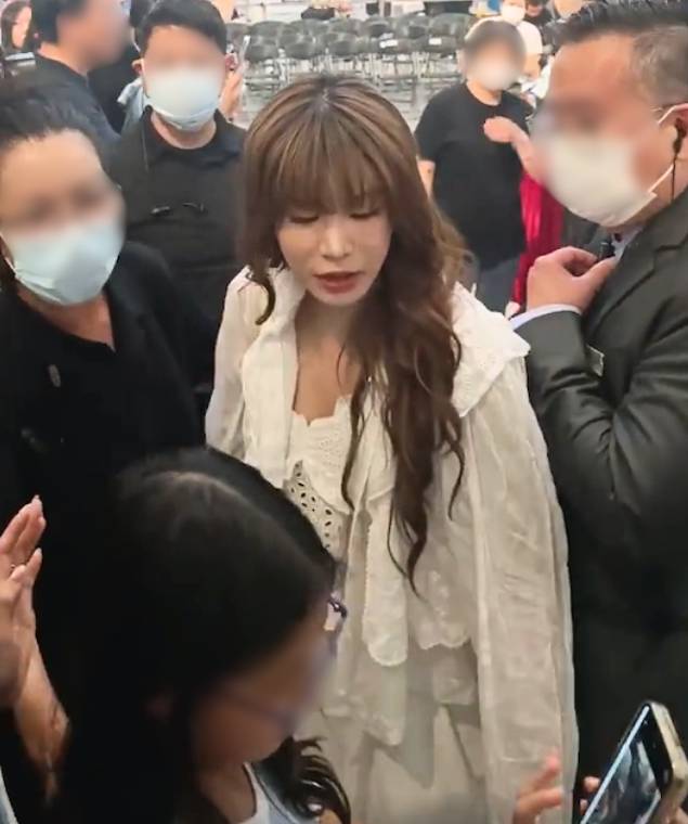 古佩玲 撞樣 古佩玲日前現身商場出席活動,活動後離場時更被小粉絲上前邀請合照。(圖片來源:小紅書圖片)