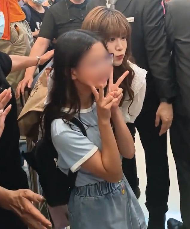 古佩玲 撞樣 古佩玲個親民舉動更被在場觀眾影低,並配文:「香港荃灣偶遇藝人,笑起來很甜!荃灣偶遇無線藝人!挺友善」兼上載於社交平台。(圖片來源:小紅書圖片)