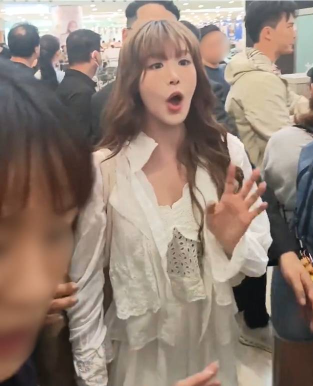 古佩玲 撞樣 不過片段曝光後,古佩玲嘅樣貌就引起網民熱議嗎,更引來唔少人指古佩玲撞樣資深藝人黃夏蕙。(圖片來源:小紅書圖片)