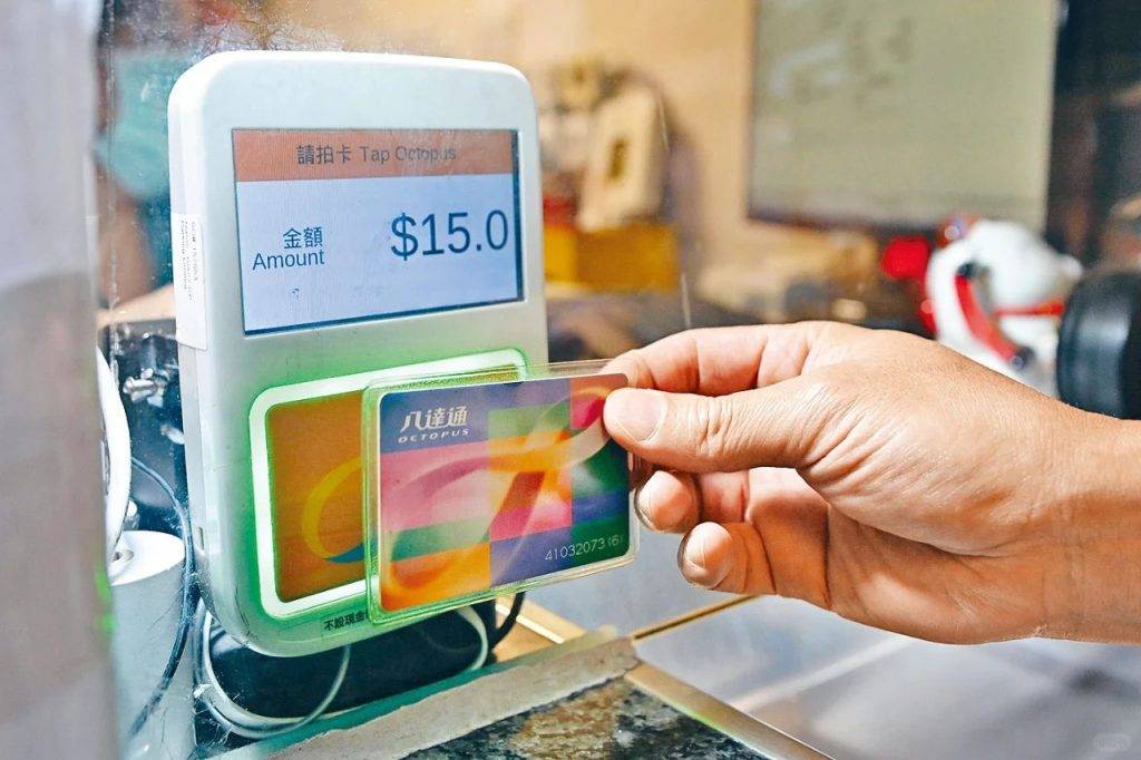 增值 有對夫婦在4月24日以現金增值$200時,竟遭遇「增值變扣款」的離奇情況,八達通餘額不增反減至$14。(圖片來源:xhs)