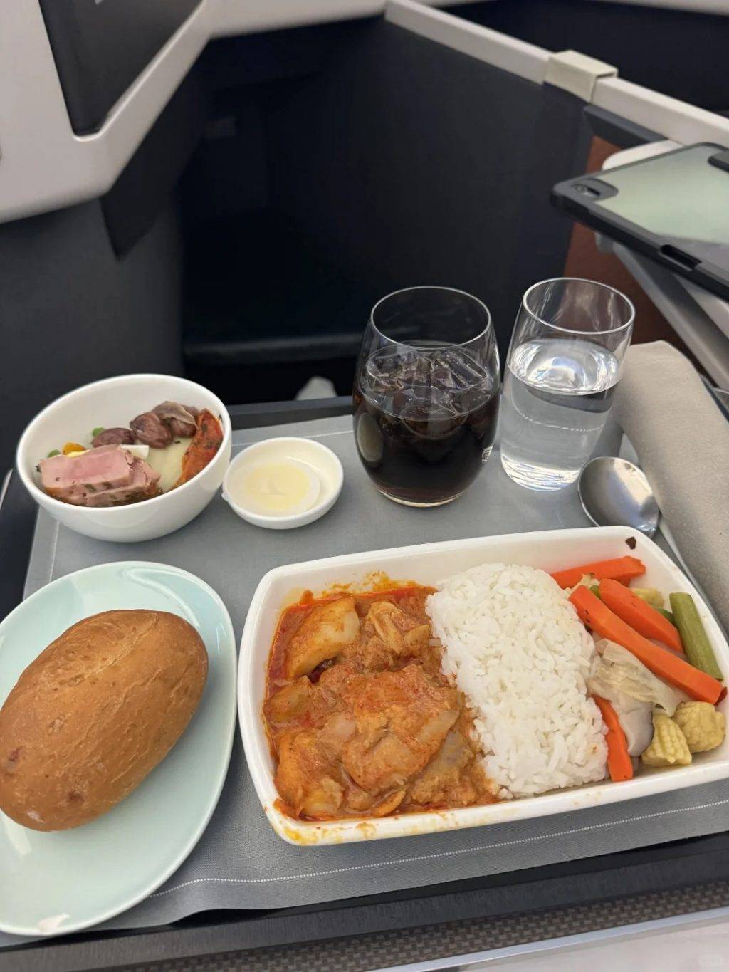 白酒 航程途中空姐開始派餐,期間其兒子向爸爸表示想要另一杯水,並指原本的水很酸,心感奇怪的她馬上拿起來嚐了一口,結果發現該杯「水」竟然是白酒。(示意圖,非事發餐點)(圖片來源:xhs)