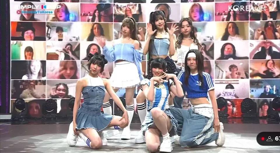 港產女團 SMORZ 日前首次亮相韓國音樂節目《Simply Kpop》。(圖片來源:《Simply Kpop》)