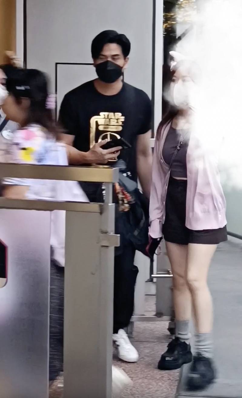 伍允龍 伍允龍早前曾被網友影到帶住女伴同遊迪士尼,原來這位女子亦係Renee。(圖片來源:小紅書)