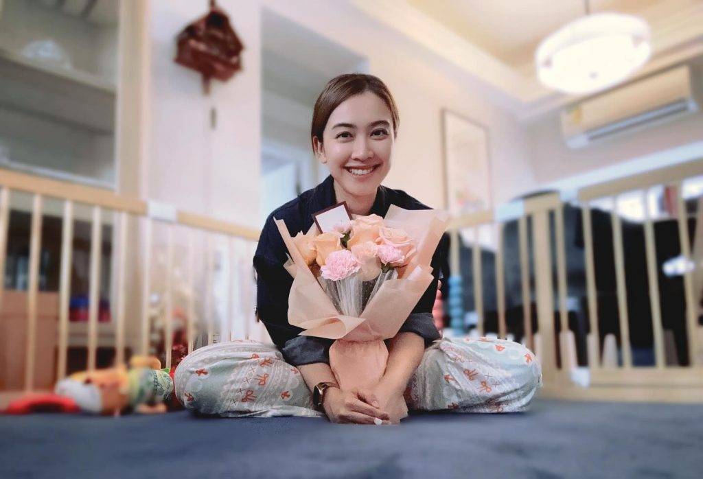 朱千雪 早前母親節,千雪BB開心收花,笑得好Sweet。(圖片來源:IG@tracytschu)