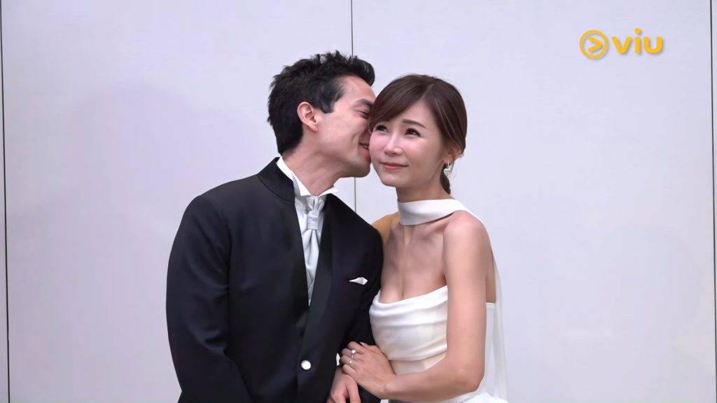 簡淑兒 簡淑兒看起來因為準備婚宴而有些疲態,但依然美艷動人,尤其是她手上閃爆的巨鑽婚戒,成為了全場的焦點。(圖片來源: Viu1 HK)
