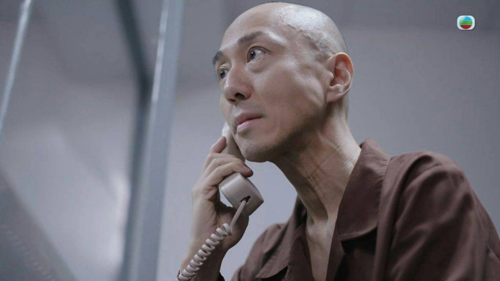 刑偵12 呢個鏡頭更見到戴耀明瘦到成個人都落晒形咁,令網民都好擔心佢嘅健康。(圖片來源:TVB)