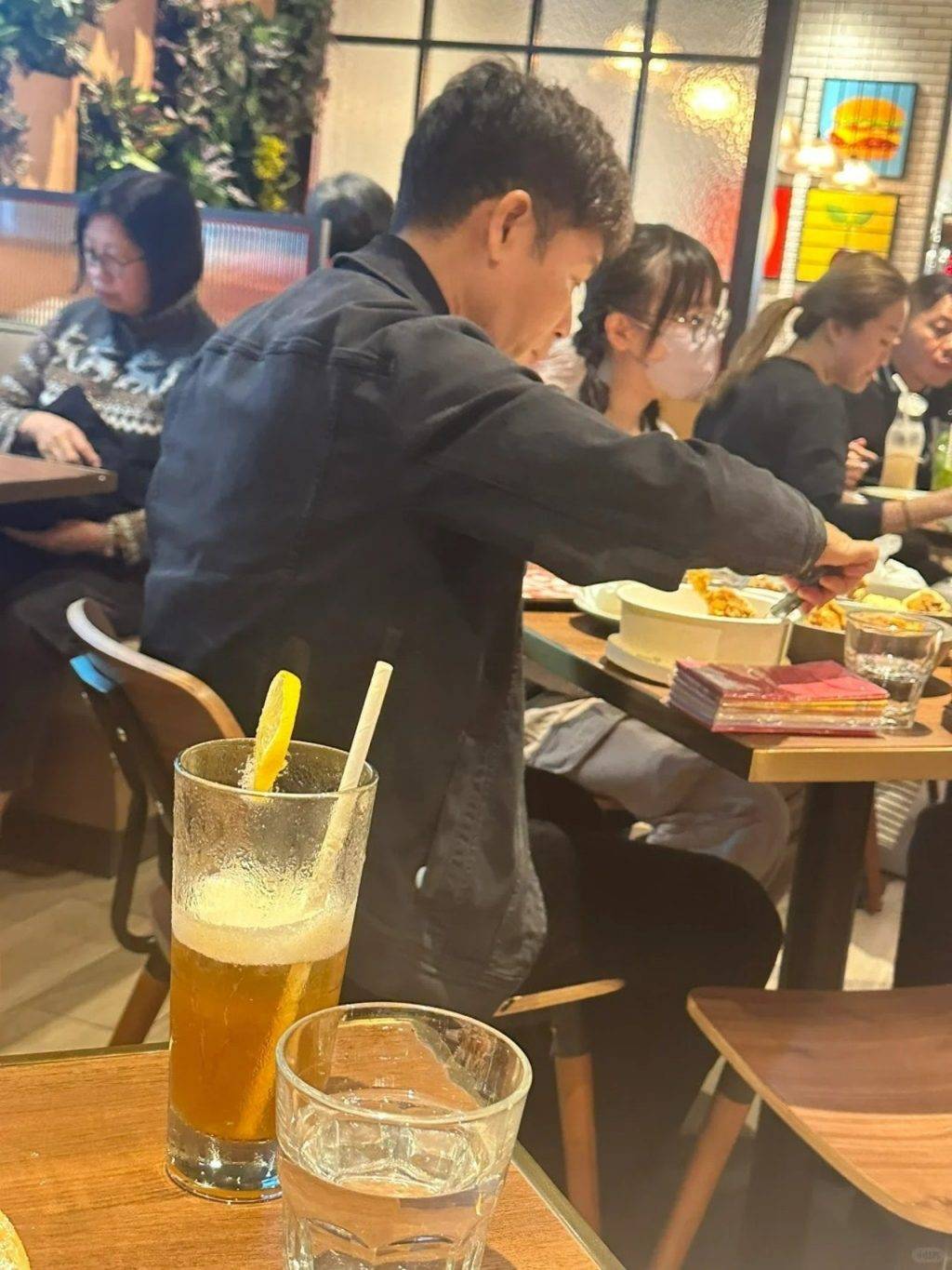 歐倩怡 郭晉安 郭晉安曾被影到帶女兒外出開餐,當時郭以雅的打扮相對保守。(圖片來源:小紅書)