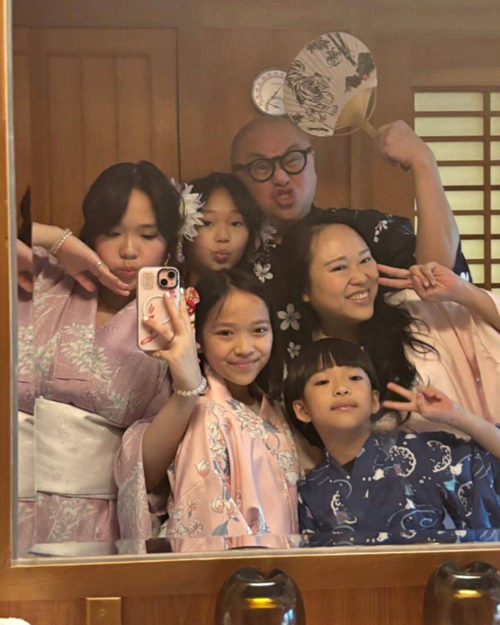 林盛斌 Bob林盛斌近日一家六口去旅行,一齊著浴衣浸溫泉。(圖片來源:IG@fayelammm)