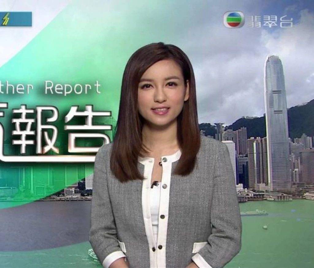 陳嘉倩 陳嘉倩自2014年加入無綫,開始擔任無綫《新聞提要》及《天氣報告》主播,2016年更開始主持《香港早晨》節目,直到2017年她離開無綫,到香港浸會大學進修國際新聞文學碩士課程。(圖片來源:TVB)