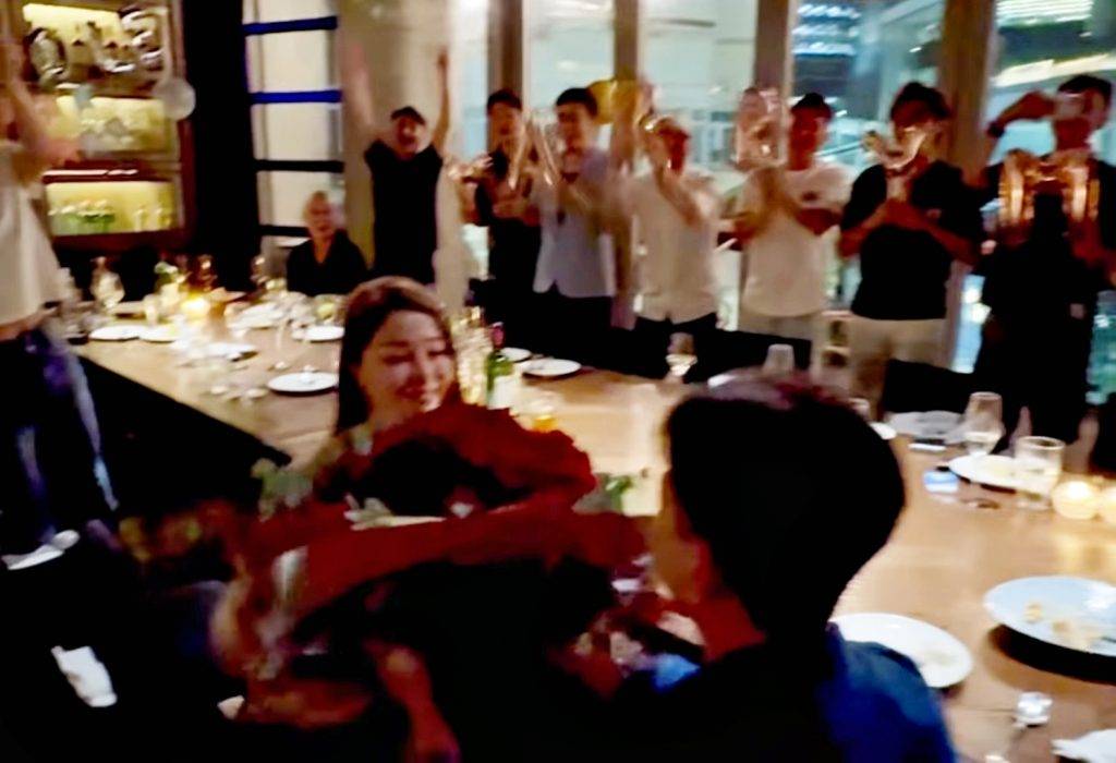 鐵面陳 王致狄準備了大紮紅色玫瑰和巨型鑽戒向女友跪地求婚。(圖片來源:IG@andywongchitik)