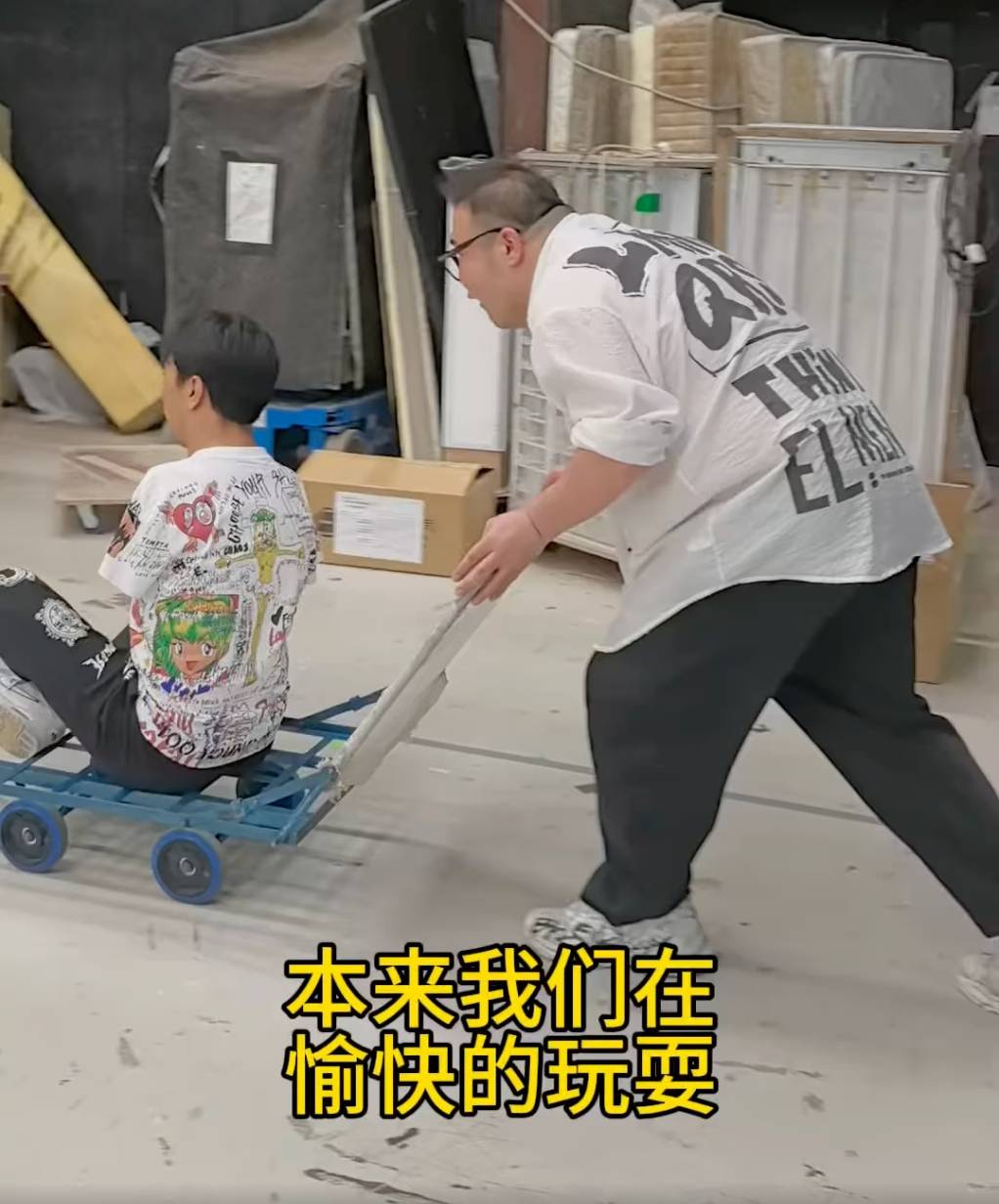 TVB 影片開頭,李金凱坐在一架手推車上,由他的好友劉洋推來推去。(圖片來源:FB@李金凱)