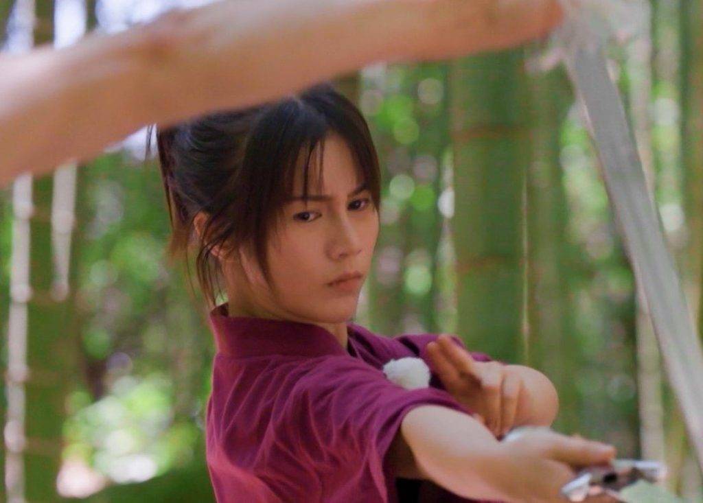 鄧月平 鄧月平跟動作指導對劍,姿勢似模似樣。(圖片來源:ViuTV)