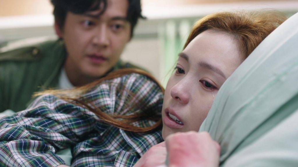 刑偵12 李海銅 她在醫院情緒激動地默默垂淚一幕,亦演得恰到好處(圖片來源:TVB)