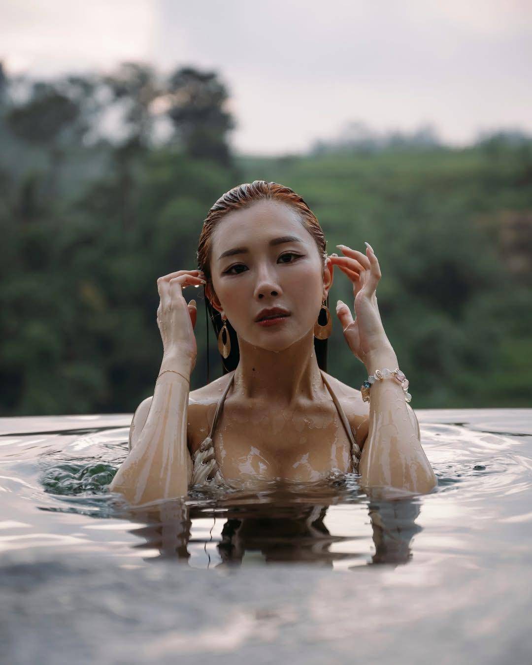 梁允瑜 梁允瑜在社交平台上曝光了兩張穿著三點式泳裝的照片(圖片來源:IG@cl.chloee)