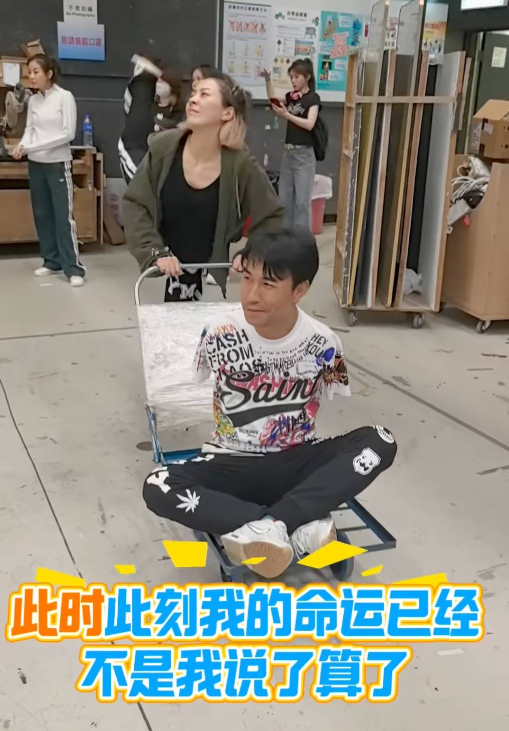 TVB 劉曉昆不停玩向後踢腿。(圖片來源:FB@李金凱)