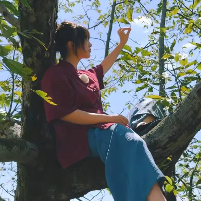 鄧月平 原來耍劍時的一身打扮,是由鄧月平外婆出借。(圖片來源:IG@lllarine)
