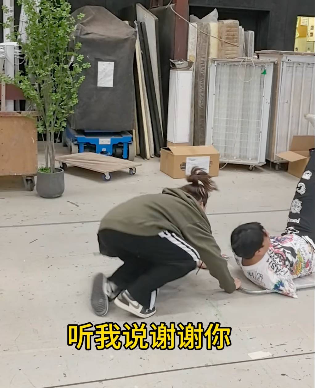 TVB 最終手推車失平衡,李金凱向後倒地。(圖片來源:FB@李金凱)