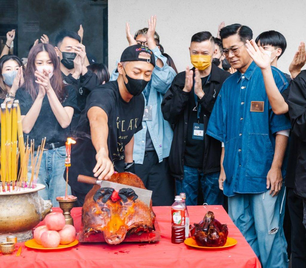 林峯演唱會 紅館 古天樂霸氣現身尾場拜神儀式,不少觀眾都預測古天樂會跟林峯合唱《天命最高》宣傳《尋秦記》電影版!不過原來古天樂同林峰還合唱了《今期流行》。(圖片來源:官方圖片)