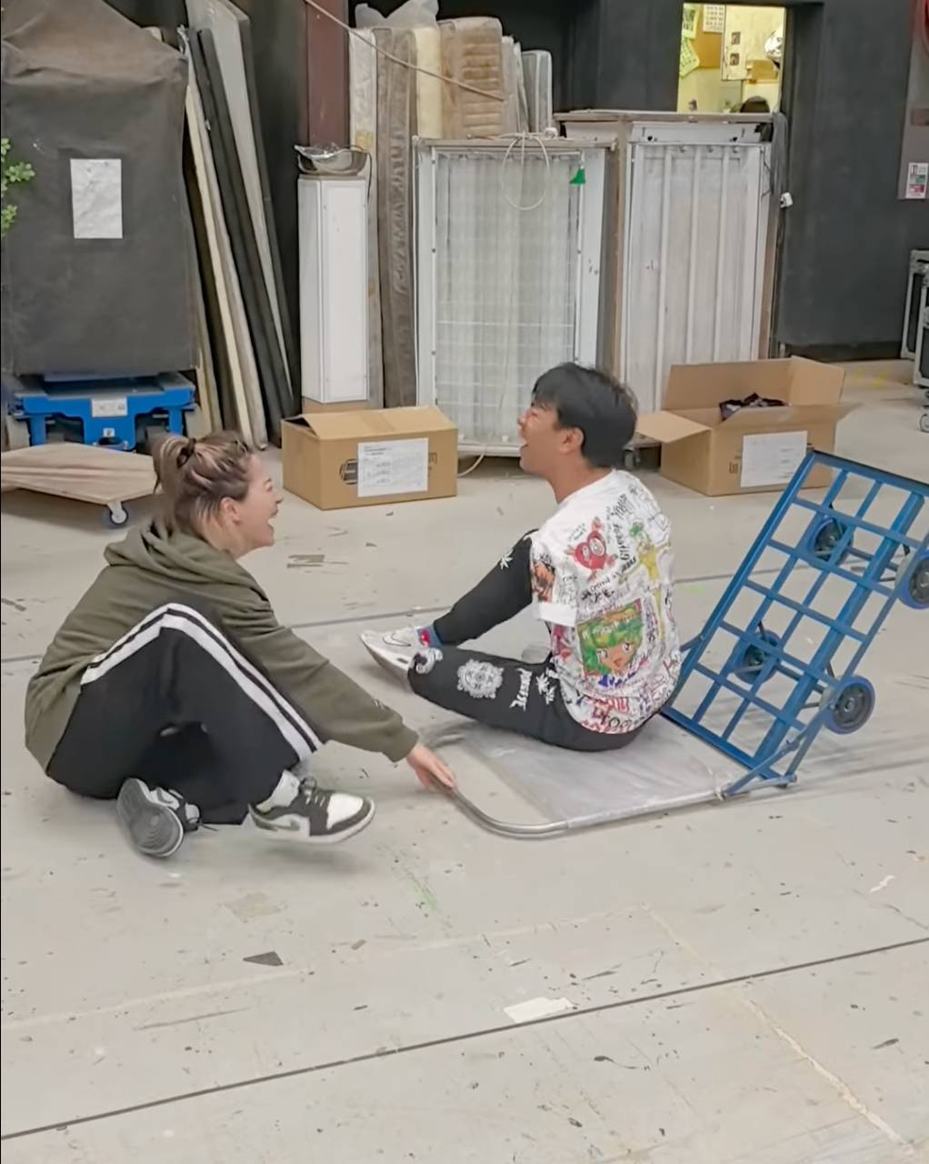TVB 之後李金凱自己雙腳用力彈起。(圖片來源:FB@李金凱)