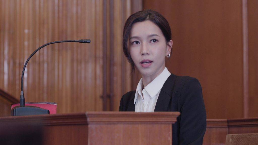 刑偵12 傅嘉莉 傅嘉莉女強人造型亦令人目不睱給,既有雪紡恤衫Look、亦有純白西裝裙Look,及紮髻黑色套裝專家證人Look,每個造型均滲發出強烈的女人味及知性美(圖片來源:TVB)