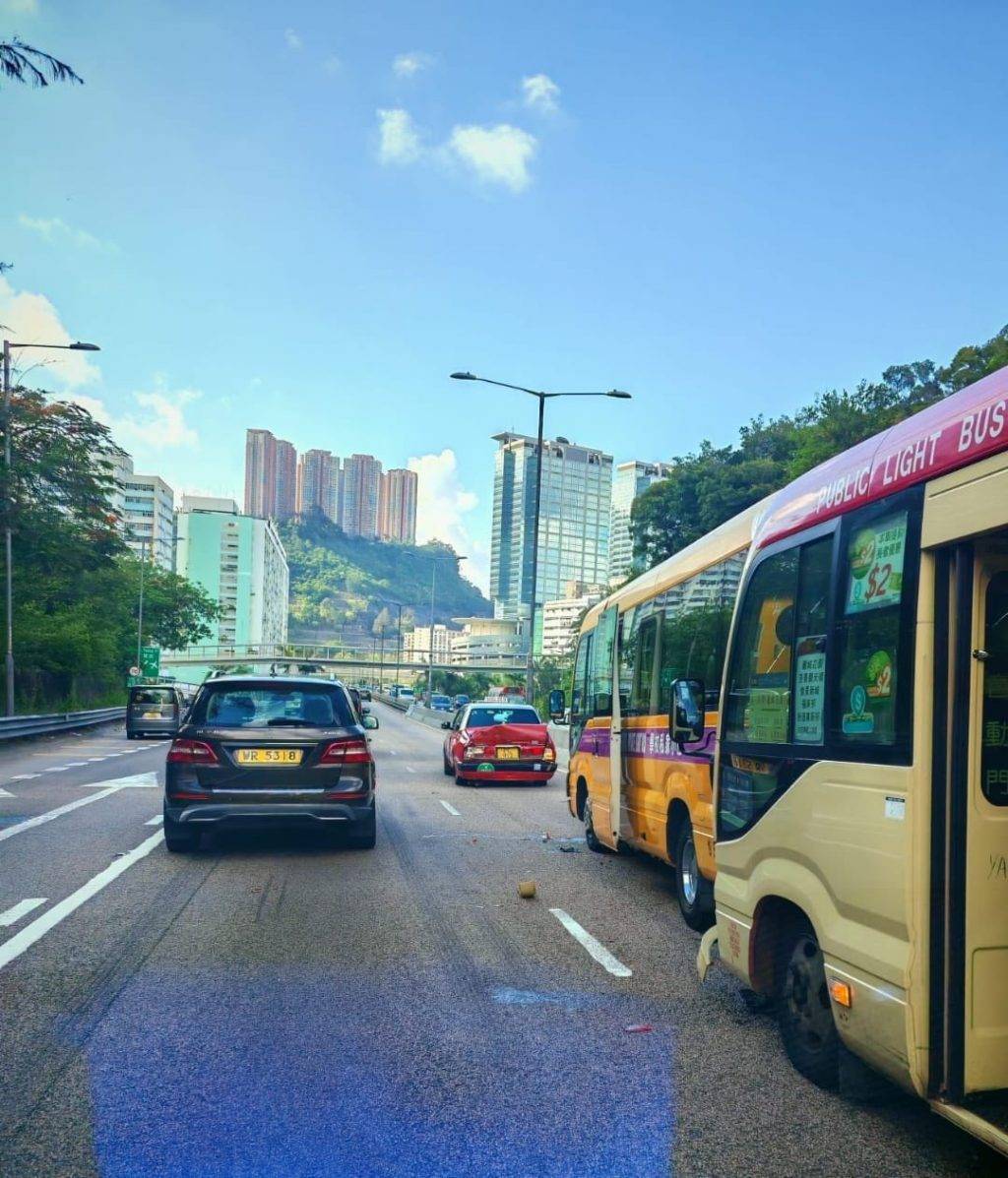 荃灣 今早(22日)荃灣路發生一宗3車相撞事故,造成至少9人受傷。(圖片來源:FB@馬路的事討論區)