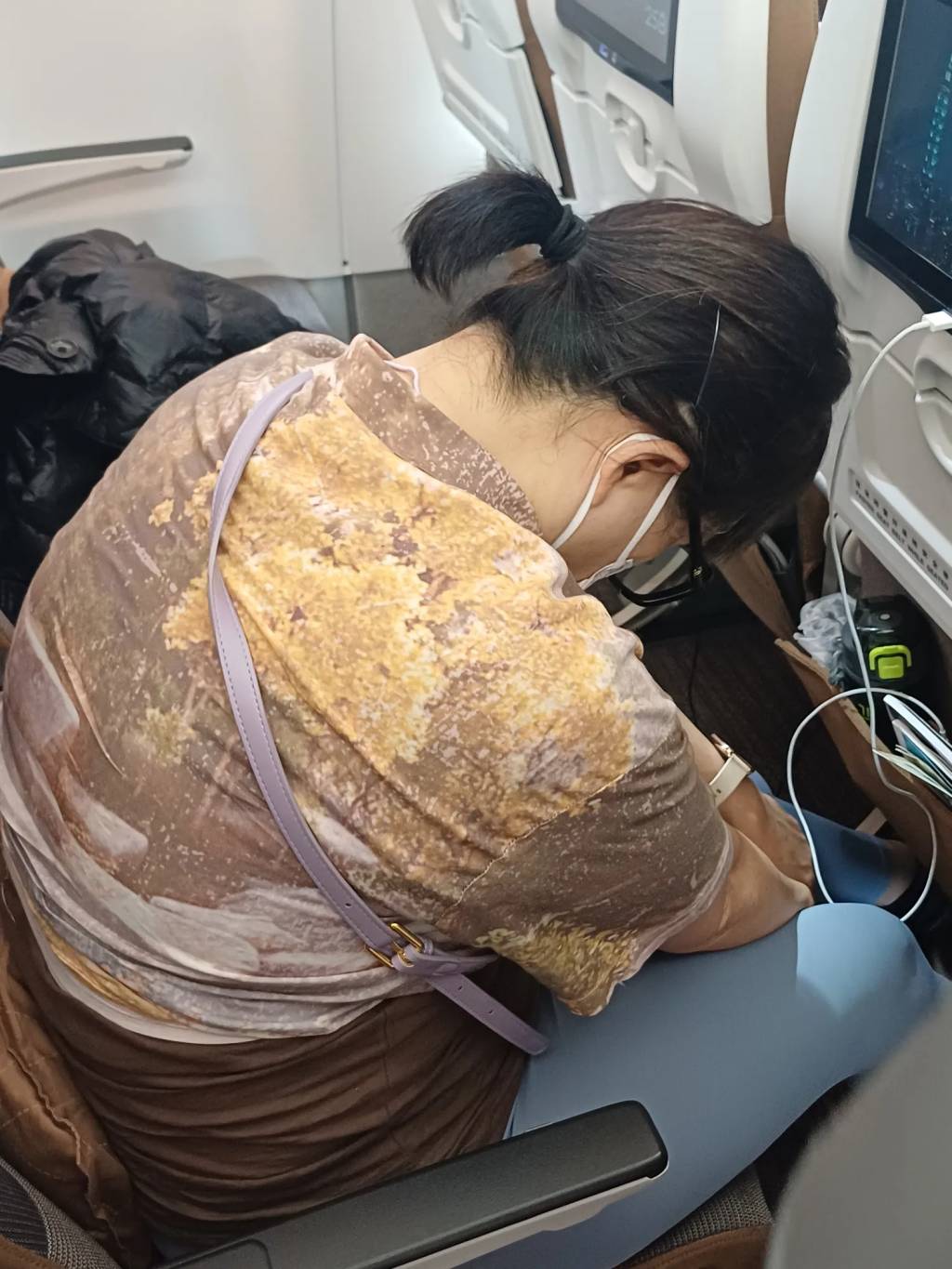 霸位 眼見大媽毫無讓步之意,事主男友終於忍不住直接開口斥責,「叫你快點就快點!」,沒想到大媽毫不示弱,嘲諷男友是「大少爺」,雙方爭執越演越烈。事主感到非常無奈,只好尋求空姐協助。(圖片來源:Threads@eunice.littleacc)
