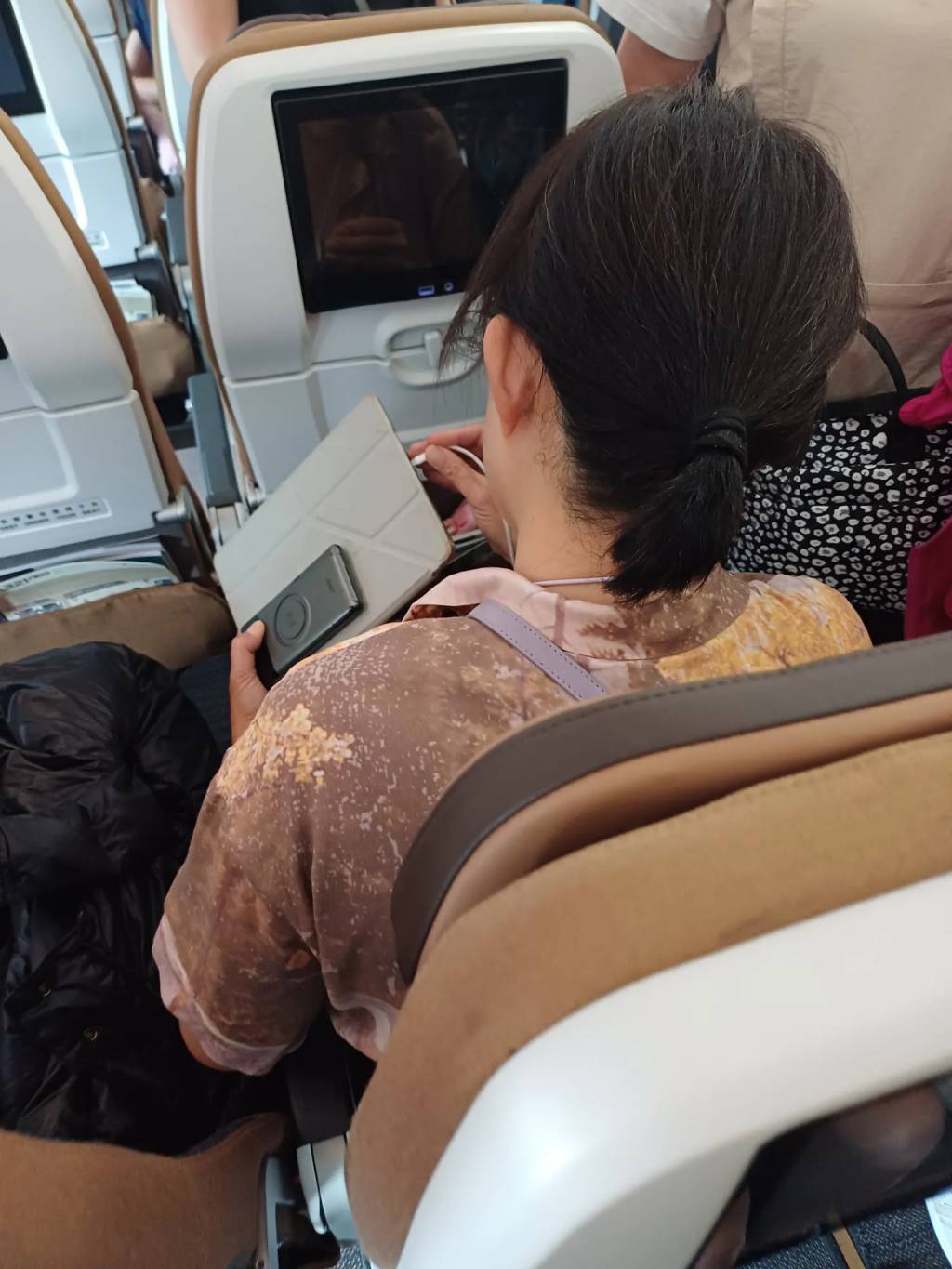 霸位 事主表示,她和男朋友第一次從香港搭乘星宇航空前往台北旅行,走到指定座位後見到1名大媽坐在靠近走廊的座位,卻把自己的手袋放在屬於事主男朋友座位上,完全霸佔了位置。(圖片來源:Threads@eunice.littleacc)