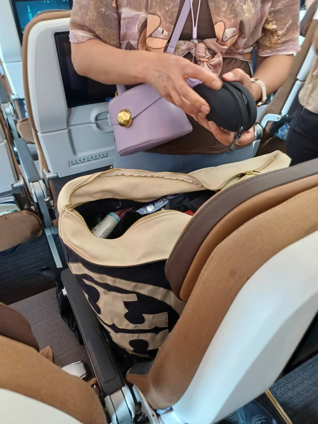 霸位 事主續指,當二人走到座位跟前,該名大媽仍然慢條斯理地整理物品,絲毫沒有讓位的意思。(圖片來源:Threads@eunice.littleacc)