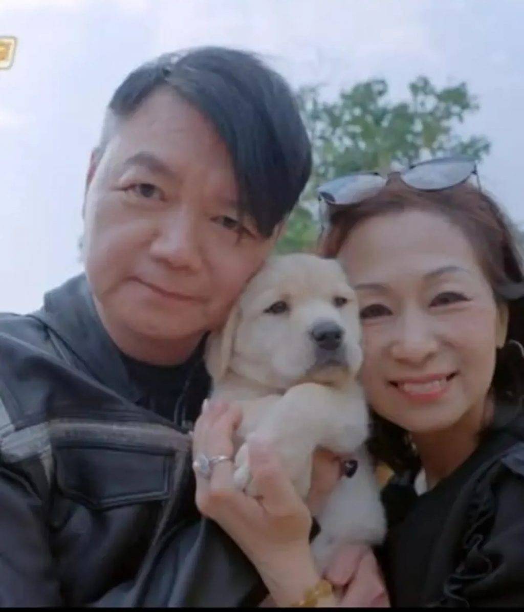 艾威 老婆 艾威接受傳媒訪問時表示,Lisa因細菌感染暫無法進行肝移植手術。上月等候期間,她因腹腔積水嚴重,需入住深切治療部(ICU)。(圖片來源:《再見愛人2》)