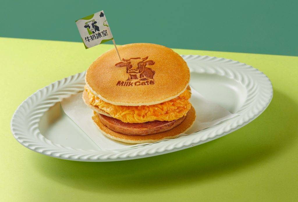 牛奶冰室 餐肉滑蛋熱香餅(圖片來源:Milk Cafe)