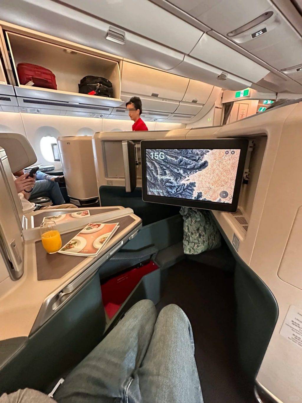 白酒 有一家三口港人從香港飛往英國途中,空姐派餐時意外把白酒當作清水,把整套餐點派給涉事家庭的3歲兒子。(示意圖,非當事人)(圖片來源:xhs)