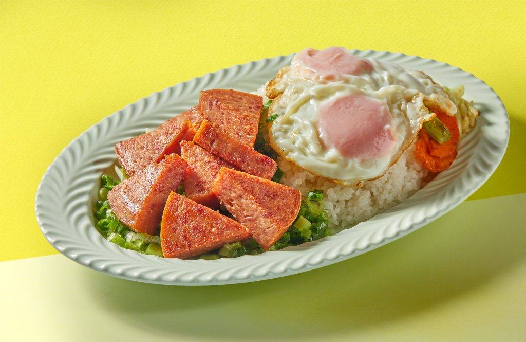 牛奶冰室 厚切午餐肉半焗流心蛋蔥油飯(圖片來源:Milk Cafe)