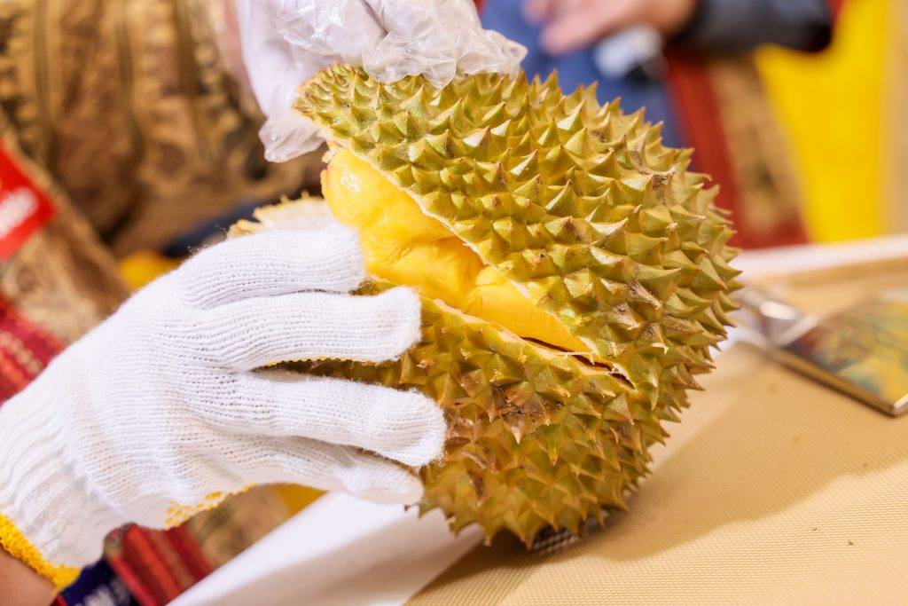 唔再中伏!獨家秘技,2025榴槤 指定惠康門市有專人即場開榴槤,方便又快捷。(圖片來源:惠康官方圖片)