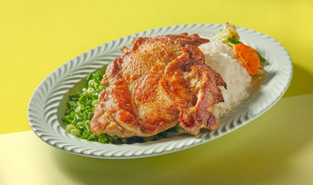 牛奶冰室 巨人雞扒勁香蔥油飯(圖片來源:Milk Cafe)