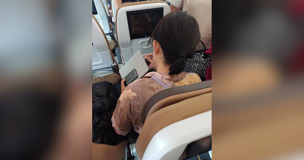 台灣情侶搭飛機遇大媽霸位 慢條斯理執嘢唔肯讓座 囂張講1句惹眾怒
