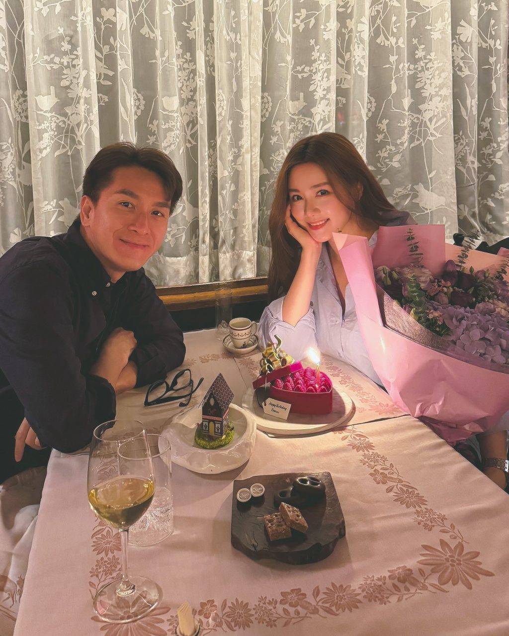 湯洛雯 馬國明 湯洛雯在社交平台曬出與馬國明共進燭光晚餐慶生嘅照片,更配文大讚美馬國明今年令自己大吃一驚!(圖片來源:ig@roxannetong)
